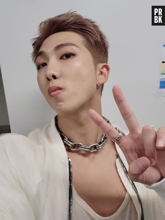 RM, do BTS, tem marca registrada em selfies - com os dois dedinhos de paz e amor