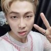 BTS: mais uma vez, RM mostra o sinal de paz e amor em selfie