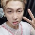 BTS: mais uma vez, RM mostra o sinal de paz e amor em selfie