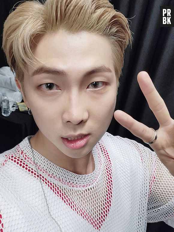 BTS: mais uma vez, RM mostra o sinal de paz e amor em selfie