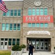 Zac Efron posta foto em frente à escola de "High School Musical" e reforça rumores de que participará da 4ª temporada da série