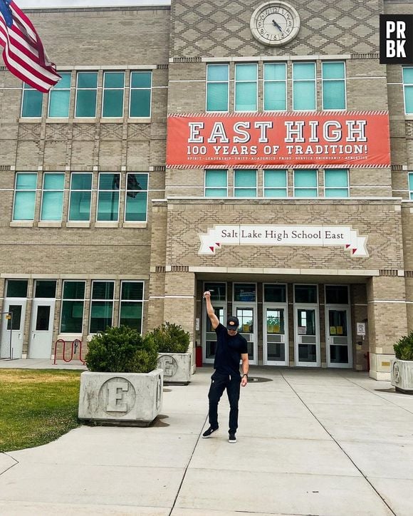 Zac Efron posta foto em frente à escola de "High School Musical" e reforça rumores de que participará da 4ª temporada da série