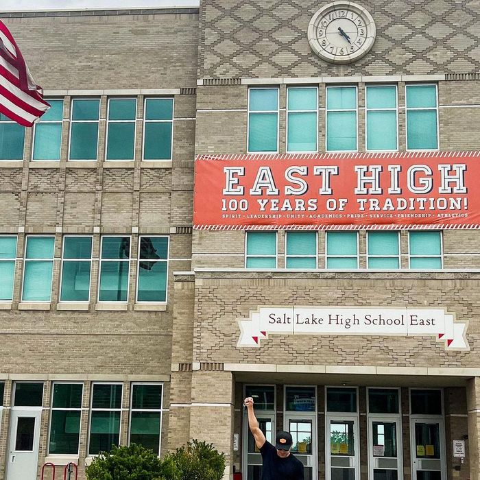 Zac Efron posta foto em frente à escola de &quot;High School Musical&quot; e reforça rumores de que participará da 4ª temporada da série