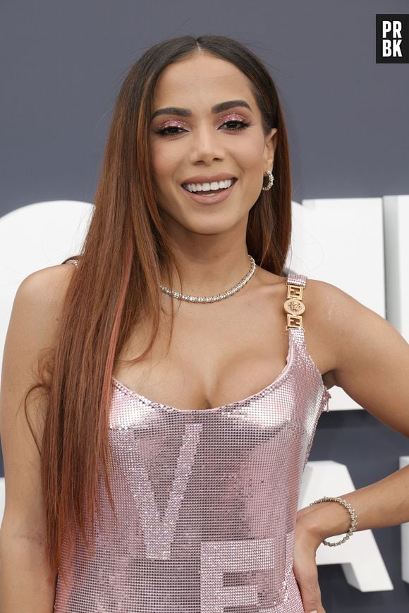 Anitta tem criticado o presidente em entrevistas para a imprensa do exterior