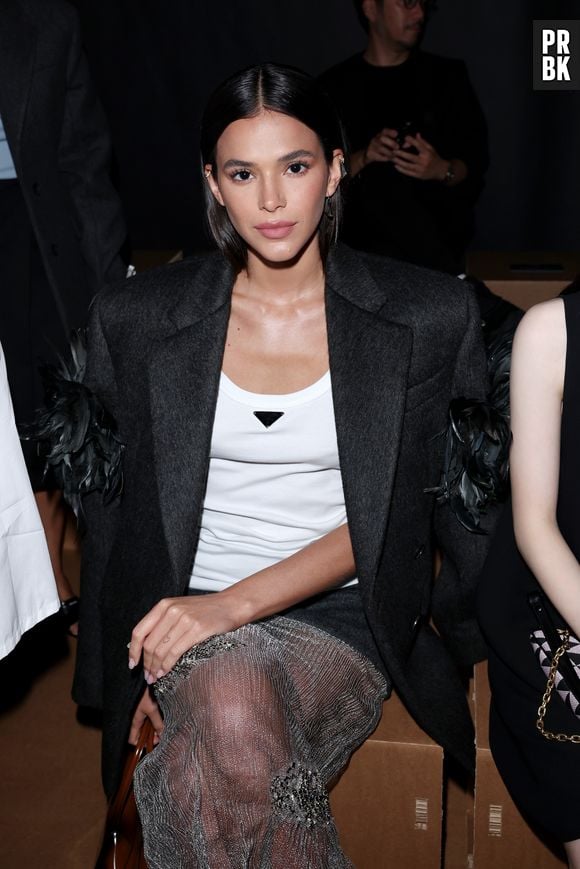 Bruna Marquezine também assistiu ao desfile da Prada em Milão