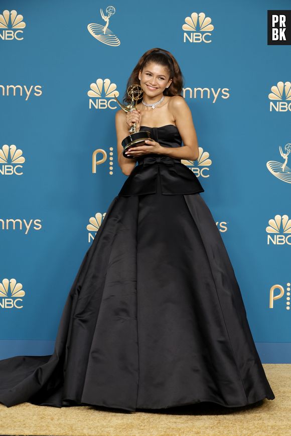 Zendaya usou vestido clássico da Valentino no Emmy 2022