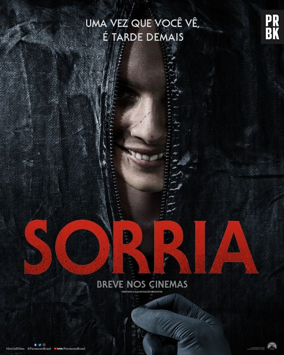 "Sorria" é sobre uma psiquiatra que investiga a morte misteriosa de uma paciente sua, que pode estar relacionada com um sorriso fixo e ameaçador relatado pela vítima