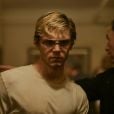 Evan Peters é o serial killer Jeffrey Dahmer em série da Netflix