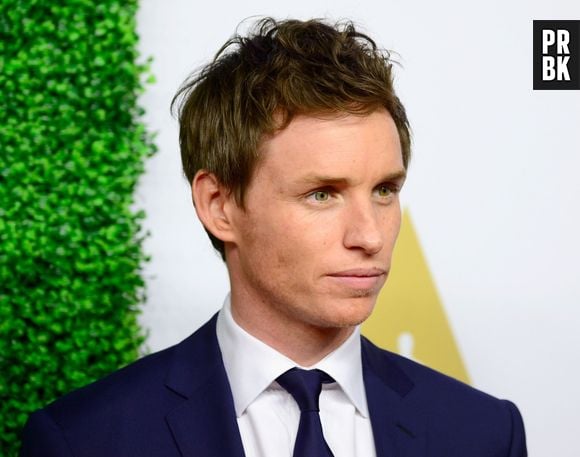 Eddie Redmayne lembra que estava com bafo por ter comido pizza e bolinho de alho antes de fazer cena com Taylor Swift nas audições para "Os Miseráveis"