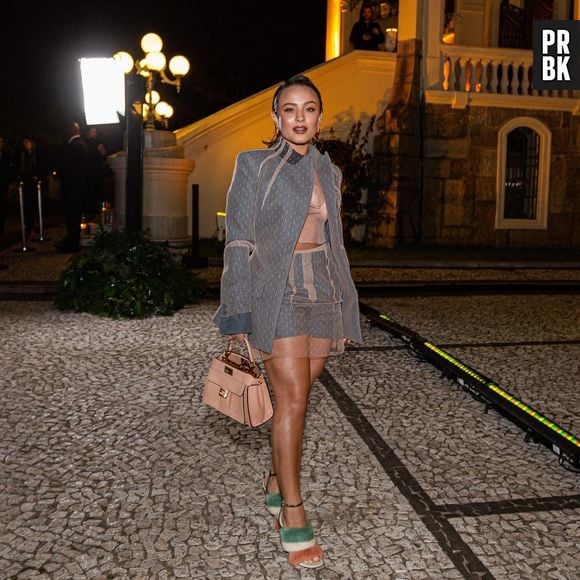 Larissa Manoela brilha na festa de 25 anos da icônica bolsa Baguette, da Fendi.