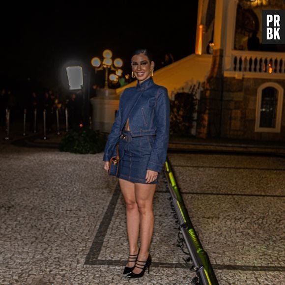 A influenciadora Camila Coutinho prestigia a festa de 25 anos da icônica bolsa Baguette, da Fendi.