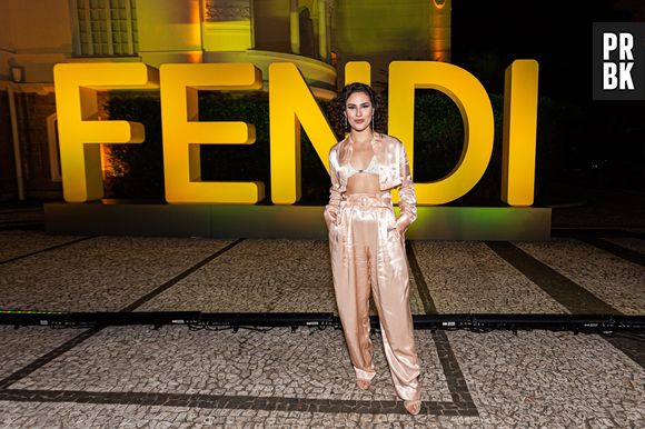 Lívian Aragão comparece à festa de 25 anos da icônica bolsa Baguette, da Fendi.