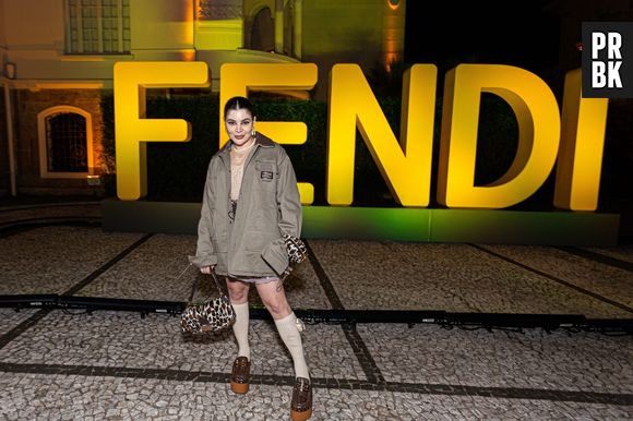 Dona da "Farofa", Gkay escolhe tom terroso para festa de 25 anos da icônica bolsa Baguette, da Fendi.