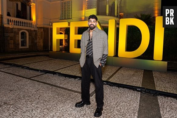 O pagodeiro Dilsinho esteve na festa de 25 anos da icônica bolsa Baguette, da Fendi.