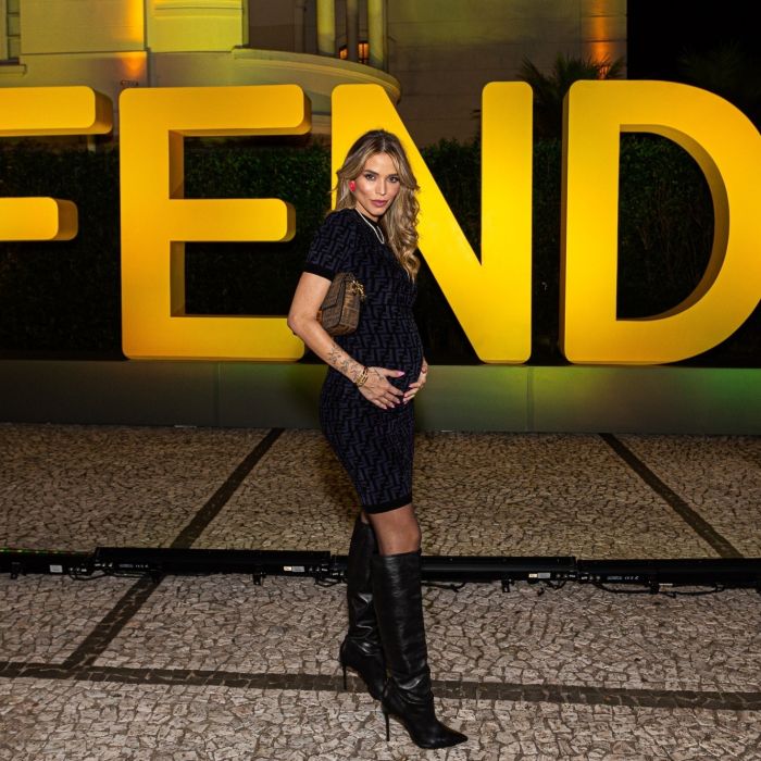  A modelo Carol Dias, mulher de Kaká, mostrou barriguinha de gravidez na festa de 25 anos da icônica bolsa Baguette, da Fendi. 