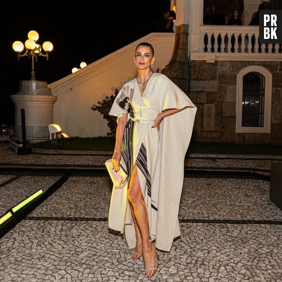 Fernanda Motta brilhou na festa de 25 anos da icônica bolsa Baguete, da Fendi.