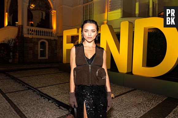 Rafa Kalimann, atriz de "Rensga Hits", esteve pela festa de 25 anos da icônica bolsa Baguetye, da Fendi.