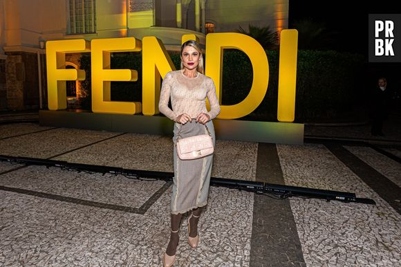 A atriz Flávia Alessandra prestigia a festa de 25 anos da icônica bolsa Baguette, da Fendi.