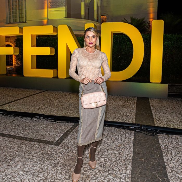  A atriz Flávia Alessandra prestigia a festa de 25 anos da icônica bolsa Baguette, da Fendi. 