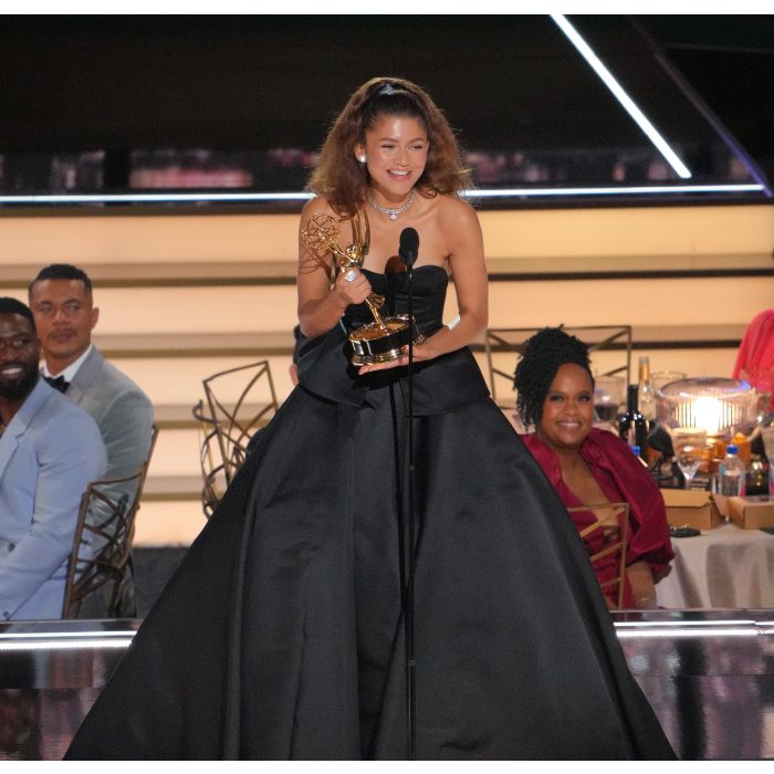  Zendaya se torna a primeira mulher negra e a mais jovem a vencer o Emmy de Melhor Atriz em Série de Drama duas vezes 