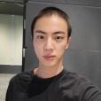 Jin, do BTS, mostrou novo corte de cabelo para o exército