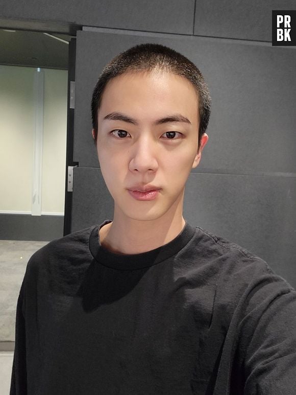 Jin, do BTS, mostrou novo corte de cabelo para o exército