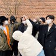 BTS tirou fotos ao lado de Jin, antes do idol se alistar no exército nesta terça-feira (13)