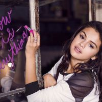 Selena Gomez canta Beyoncé e Britney Spears em vídeos zoeira no Instagram