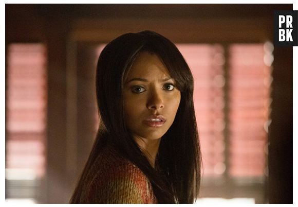 Kat Graham publica foto usando xícara estampada com a logo de "The Vampire Diaries" e fãs suspeitam de comeback da série