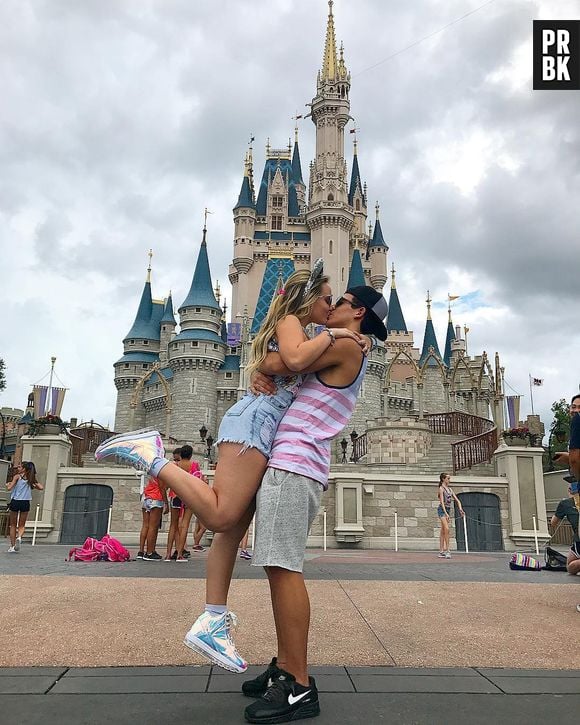 Larissa Manoela ganhou fama de levar todos os namorados para a Disney, ao visitar parques com Leo Cidade, João Guilherme e Thomaz Costa