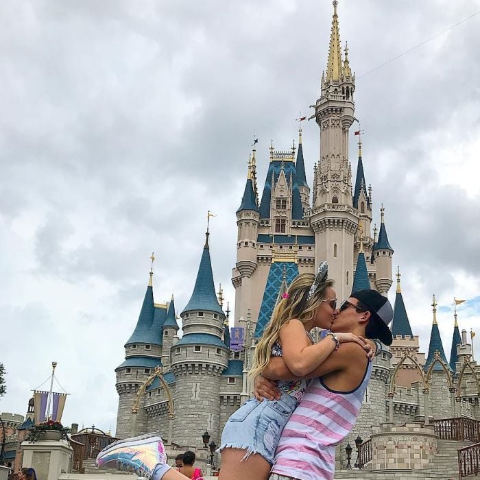 Larissa Manoela ganhou fama de levar todos os namorados para a Disney, ao visitar parques com Leo Cidade, João Guilherme e Thomaz Costa