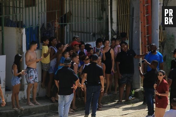 Anitta conversa e tira foto com fãs nos bastidores das gravações, que rolaram no Rio de Janeiro