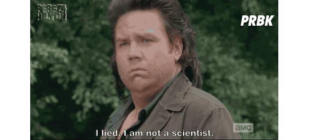 Eugene (Josh McDermitt) leva um soco do amigo Abraham em "The Walking Dead"