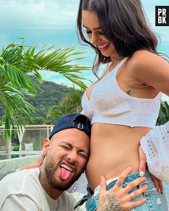 Namorada de Neymar, Bruna Biancardi ganha carinho do jogador na barriga de gravidez