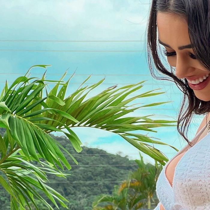 Namorada de Neymar, Bruna Biancardi ganha carinho do jogador na barriga de gravidez