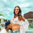 Namorada de Neymar, Bruna Biancardi ganha beijo do jogador na barriga de gravidez