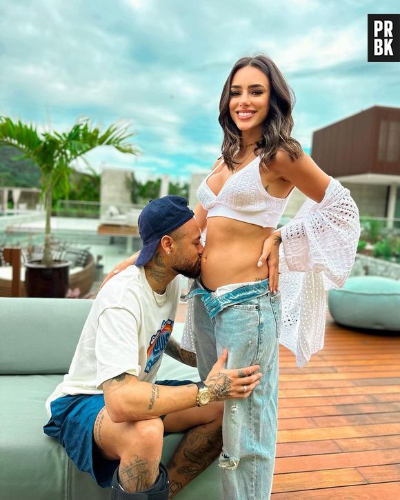 Namorada de Neymar, Bruna Biancardi ganha beijo do jogador na barriga de gravidez