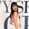 Dakota Johnson, a Anastasia Steele de "Cinquenta Tons de Cinza", causa muito em um modelito da grife Saint Laurent