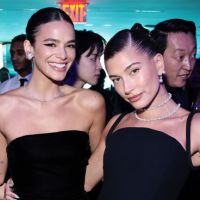 Bruna Marquezine encontra Hailey Bieber, modelo "trava" e rouba a cena ao tirar foto em evento