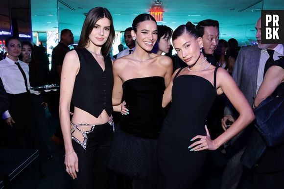 Hailey Bieber "trava" em foto com Bruna Marquezine e diverte a web