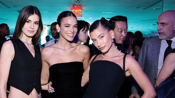 Bruna Marquezine encontra Hailey Bieber, modelo "trava" e rouba a cena ao tirar foto em evento