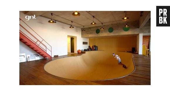 Murilo Benício construiu uma pista de skate dentro de casa