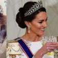A tiara Lover's Knot era preferida de Lady Di e foi utilizada por Kate em homenagem