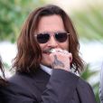 O desgaste nos dentes de Johnny Depp pode ser influenciado por tabagismo ou bruxismo
