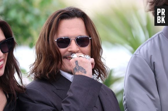 O desgaste nos dentes de Johnny Depp pode ser influenciado por tabagismo ou bruxismo