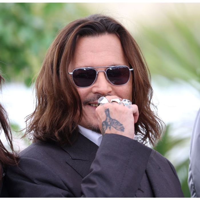 O desgaste nos dentes de Johnny Depp pode ser influenciado por tabagismo ou bruxismo