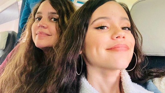 Vídeo de Jenna Ortega fumando irrita mãe da atriz; indiretas contra a Wandinha agitam a internet!