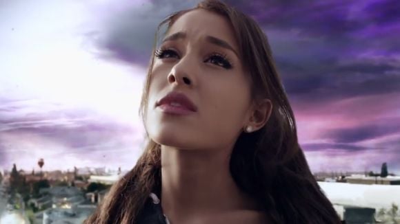 Ariana Grande lança clipe de "One Last Time" e enfrenta o fim do mundo com o namorado