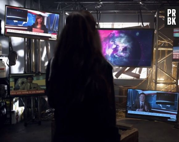 Ariana Grande observa os noticiários falando que o mundo vai acabar em "One Last Time"