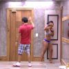 Amanda conversa com Adrilles antes de pular sem bíquini na piscina da casa do "BBB15"